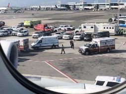 Ayer se puso en cuarentena al avión de dos pisos de la aerolínea Emirates, que transportaba a 520 pasajeros para poder evaluar a unos 100 de ellos. EFE / L. Coben