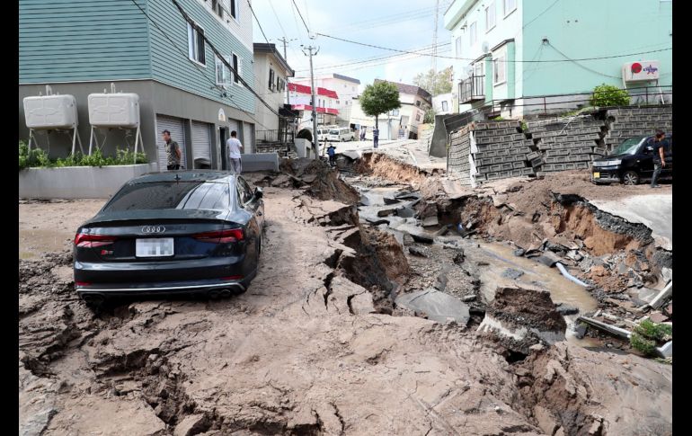 Una calle dañada en Sapporo, Japón, tras el sismo de 6.7 que sacudió la isla de Hokkaido. AFP/JIJI PRESS