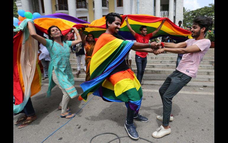 Integrantes de la comunidad LGBT celebran en Bangalore, India, la decisión del Tribunal Supremo que despenalizó hoy la homosexualidad en el país y puso fin a una legislación de 1861 que castigaba los 