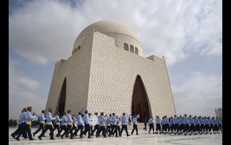 Cadetes de las Fuerzas Aéreas marchan en Karachi, Pakistán,  junto al mausoleo del fundador del país Mohammad Ali Jinnah, durante la conmemoración del Día de la Defensa. AFP/A. Hassan