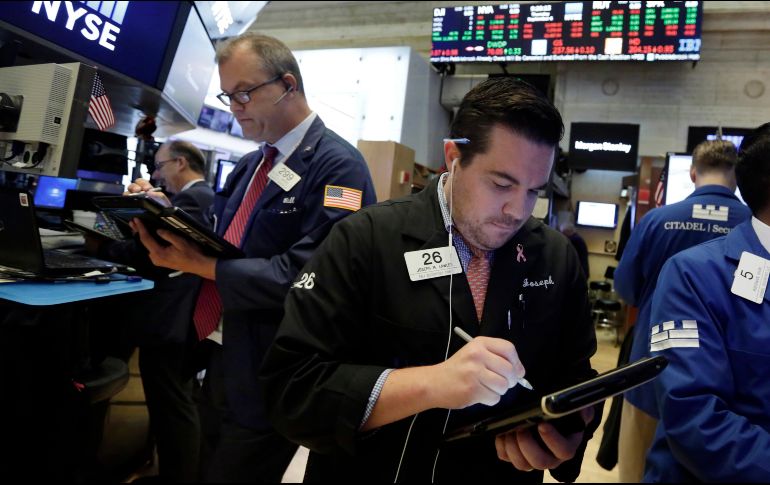 La BMV terminó en línea con el Dow Jones, que subió 0.08 por ciento. AP/R. Drew
