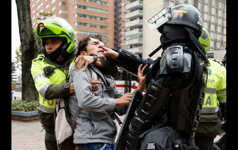 Policías detienen a un hombre que bloqueaba el tráfico en Bogotá, Colombia, durante una protesta en contra de un decreto que permitiría a la policía confiscar cualquier cantidad de droga a personas en las calles. AP/F. Vergara