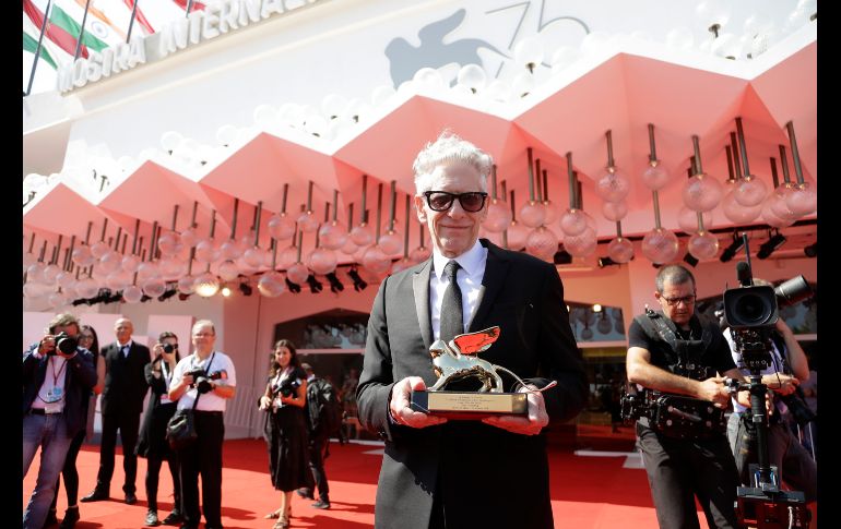 El director David Cronenberg sostiene su León de Oro de honor por su carrera, durante la 75 edición del Festival Internacional de Cine de Venecia, en Italia. AP/K. Wigglesworth