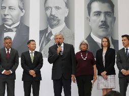 Andrés Manuel López Obrador presentó a quienes ocuparán las principales subsecretarías de la Secretaría de Economía acompañado de la próxima titular de esa dependencia, Graciela Márquez. SUN/L. Cortés