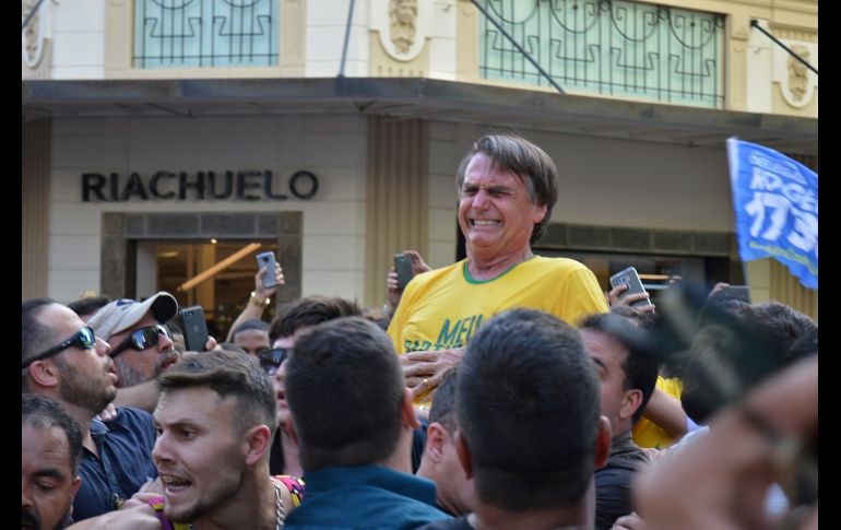 El candidato a la presidencia de Brasil, Jair Bolsonaro, reacciona tras ser apuñalado durante un mitin en Juiz de Fora, Brasil. AP/R. Leite
