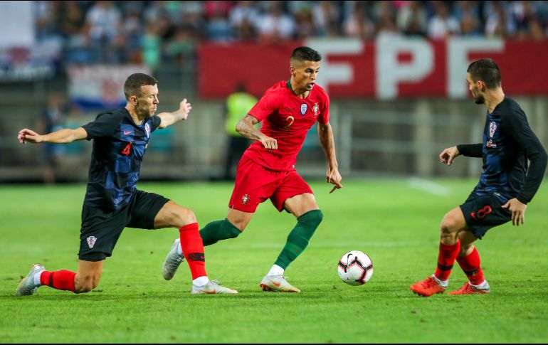Joao Cancelo (c) de Portugal disputa un balón con Ivan Perisic (i) y Mateo Kovacic (d) de Croacia. EFE/J. Sena