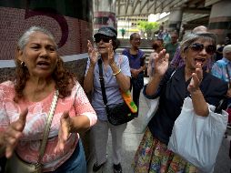 Los jubilados redactaron un documento en el que demandan que se les explique por qué no se les otorga el pago completo. AP/F. Llano