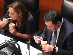 Varios legisladores disfrutaron de los bocadillos durante la sesión. SUN/L. Godínez