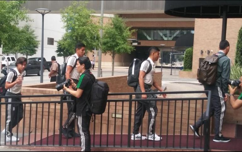 Los nuevos jugadores del Tricolor llegan a Houston, donde enfrentarán a Uruguay. Diego Lainez, Hugo Ayala y Jesús Gallardo podrían ver acción este día. SUN