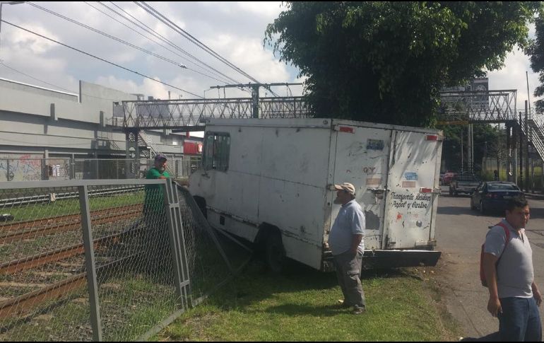 Un camión se estrelló contra la malla perimetral de las vías, de acuerdo a información de las autoridades. ESPECIAL /