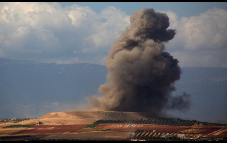 Humo se eleva cerca de la población siria de Kafr Ain, tras un bombardeo aéreo. AFP/A. Al-Dyab