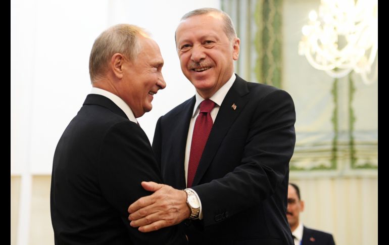 El presidente ruso, Vladímir Putin (i), estrecha la mano de su homólogo turco, Recep Tayyip Erdogan (d), durante su reunión en Teherán, Irán. Los mandatarios llegaron hoy a Teherán para participar en una cumbre tripartita con Irán, en la que se decidirá el destino de la provincia siria de Idleb. AP/K. Kudryavtsev