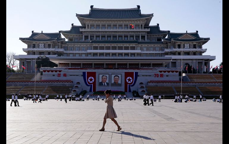 Una mujer pasa por la plaza Kim Il Sung, donde se realizan preparativos por el 70 aniversario de la fundación de Corea del Norte, en Pyongyang. AP/K. Cheung