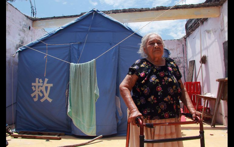 Eufemia Martínez vive en una tienda de campaña en el vecindario Séptima Sección en Juchitán, luego de que su casa se derrumbó en el temblor.