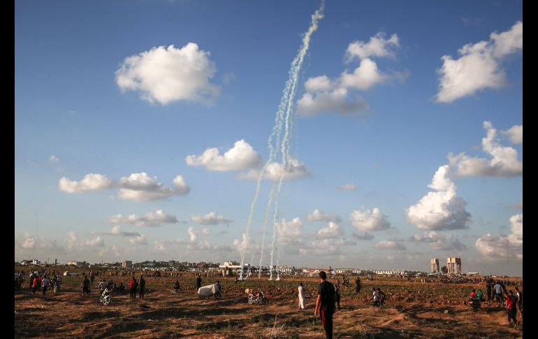 Una lata de gas lacrimógeno cae sobre palestinos que protestan en la Franja de Gaza junto a la frontera con Israel. AFP/S. Khatib