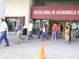 El personal de la SEDER fue evacuado de todo el edificio, tal y como se debe hacer cuando existe una amenaza de este tipo. ESPECIAL / SEDER