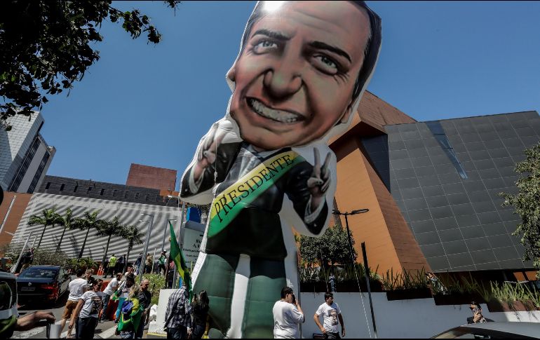 Simpatizantes de Jair Bolsonaro instalan un muñeco inflable gigante con la imagen del político durante una concentración a las puertas del hospital Albert Einstein para manifestarle su apoyo. EFE/S. Moreira