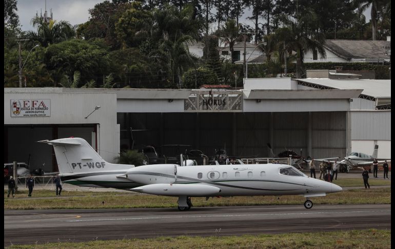 Un avión particular traslada en Juiz de Fora, Brasil, al ultraderechista Jair Bolsonaro, candidato a la Presidencia. Bolsonaro, que ayer fue acuchillado durante un mitin, fue trasladado desde el hospital en el que fue operado a un centro médico de referencia en Sao Paulo. EFE/A. Lacerda