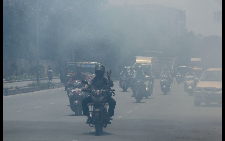 Vehículos circulan por una calle en Bangalore, India, una de las urbes del mundo que registra mayores niveles de contaminación del aire. EFE/ J. Nv