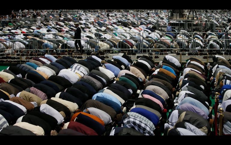 Varios musulmanes rezan durante la convención de Paz de la Comunidad musulmana Ahmadía, celebrada en la ciudad alemana de Karlsruhe. EFE/R. Wittek