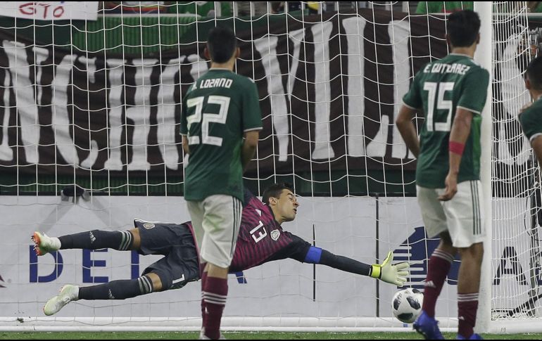 Guillermo Ochoa se lanza para tratar de detener el disparo de Luis Suárez que se convirtió en el segundo gol de los charrúas. AFP/B. Levey
