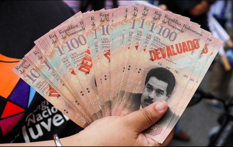 Una manifestantes sostiene billetes con la cara del presidente Nicolás Maduro, durante una protesta a favor del diputado Juan Requesens, quien está detenido desde el 7 de agosto por el Servicio Bolivariano de Inteligencia. EFE/C. Hernández