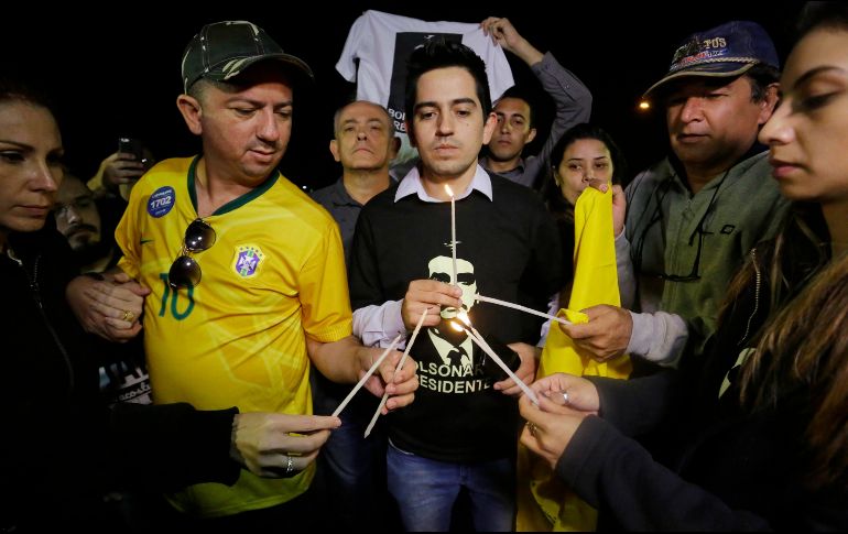 Simpatizantes de Jair Bolsonaro, candidato acuchillado el pasado jueves, participan en una vigila afuera del hospital Albert Einstein , en Sao Paulo. AP/N. Antoine