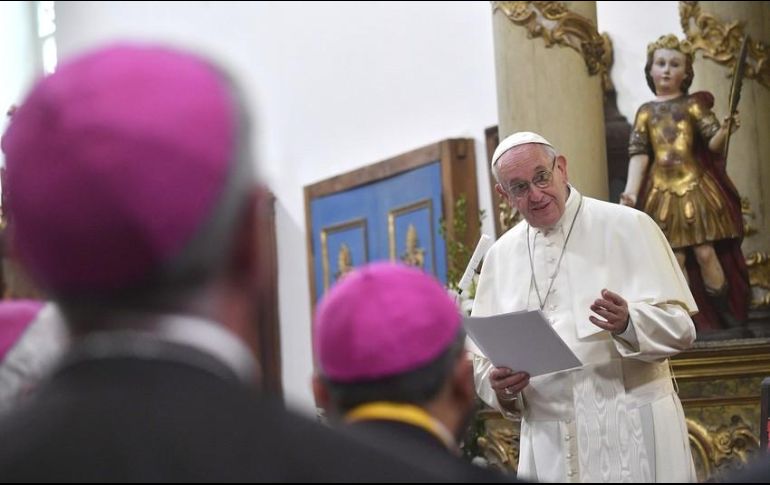 El Papa argentino pide a los nuevos obispos que resistan la tentación de comportarse como 