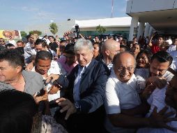 El presidente electo Andrés Manuel López Obrador, a su llegada al aeropuerto de Villahermosa. SUN / L. Cortés