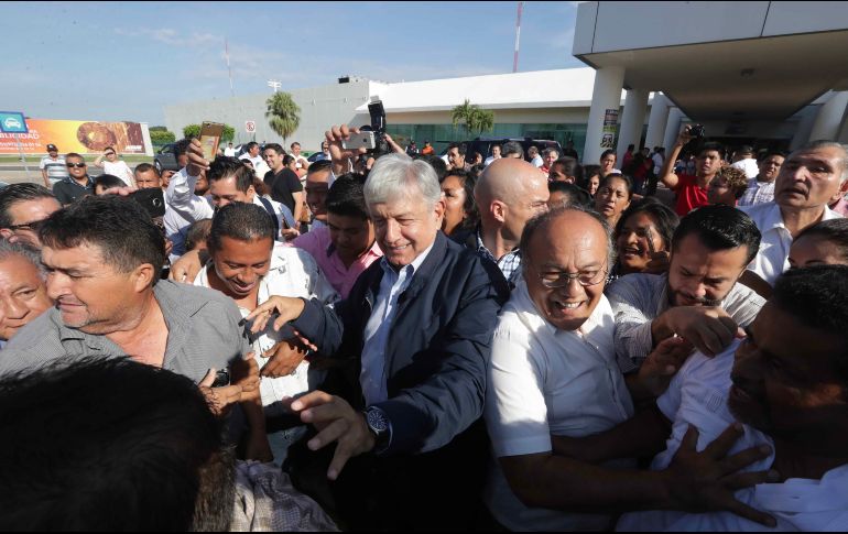 El presidente electo Andrés Manuel López Obrador, a su llegada al aeropuerto de Villahermosa. SUN / L. Cortés