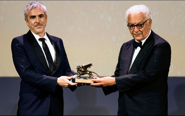 Paolo Baratta, presidente del Festival, le entrega el premio a Cuarón. EFE/F. Monteforte
