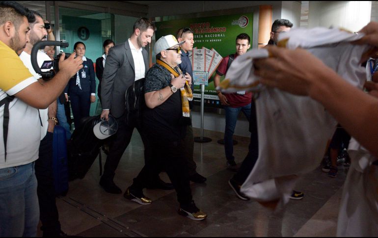 El argentino Diego Armando Maradona llega al Aeropuerto Internacional en la ciudad de Culiacán, del estado de Sinaloa. EFE/J. Cruz