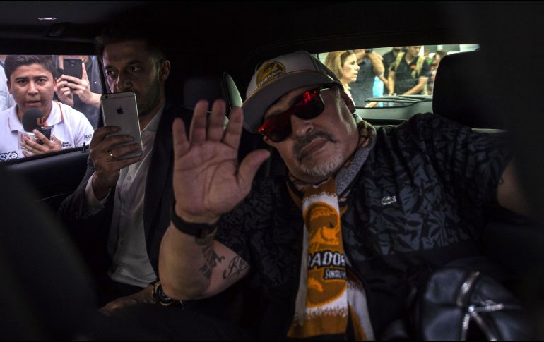 El argentino Diego Armando Maradona llega al Aeropuerto Internacional en la ciudad de Culiacán, del estado de Sinaloa. AFP/P. Pardo