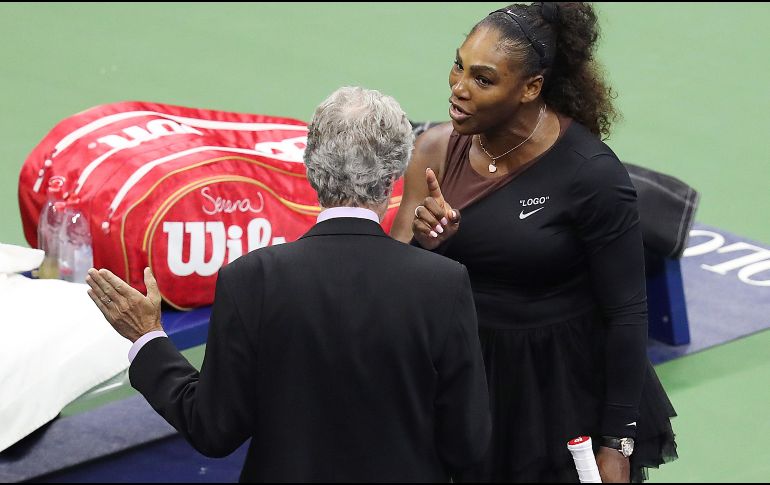 Serena se enfrentó abiertamente con el árbitro del partido, Carlos Ramos. EFE/. Hirschfeld