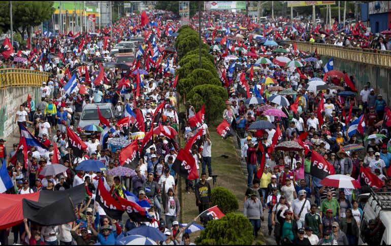 Los asistentes expresaron su respaldo a Ortega en medio de música revolucionaria y cargando, en su mayoría, banderas del Frente Sandinista de Liberación Nacional. EFE/J. Torres