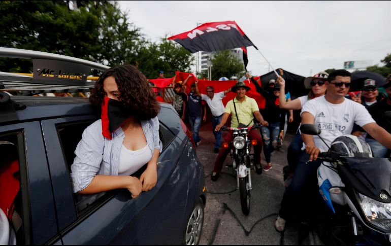 Los asistentes expresaron su respaldo a Ortega en medio de música revolucionaria y cargando, en su mayoría, banderas del Frente Sandinista de Liberación Nacional. EFE/E. Biba