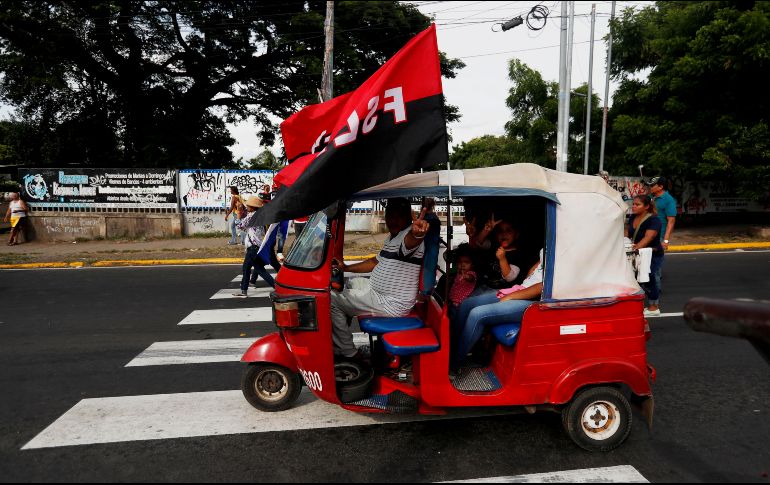 Los asistentes expresaron su respaldo a Ortega en medio de música revolucionaria y cargando, en su mayoría, banderas del Frente Sandinista de Liberación Nacional. EFE/E. Biba