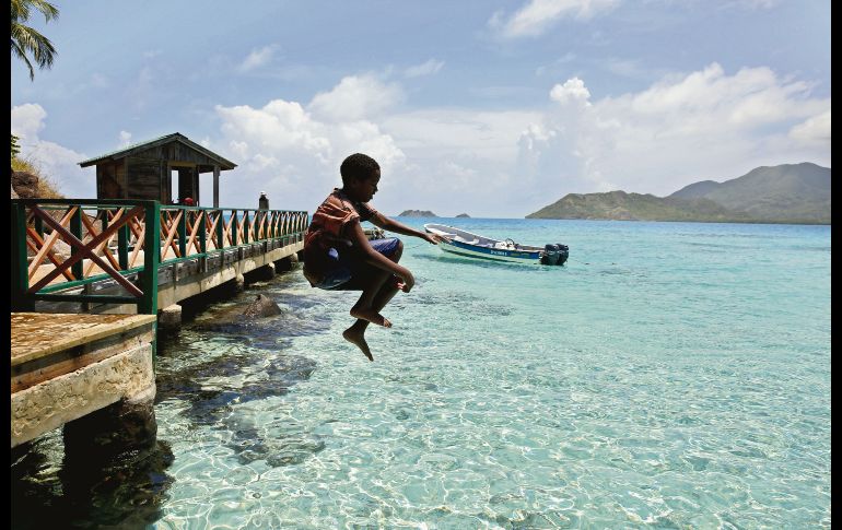 Arriba. Las aguas del Caribe se convierten en una piscina a los ojos de los aventureros.