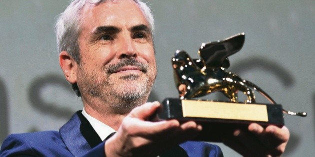 Alfonso Cuar&oacute;n recibe el Le&oacute;n de Oro