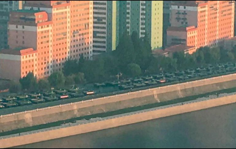 Una larga fila de vehículos militares se observa por calles de Pyongyang, previo al desfile. AP/Kyodo