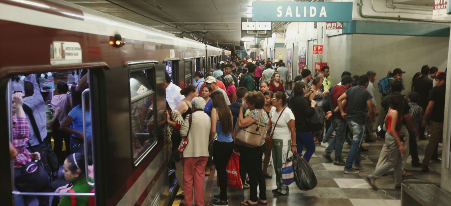 El Siteur ha registrado robos dentro de las estaciones del Tren Ligero; la Policía de Guadalajara también reforzó su presencia en las cercanías por el mismo problema. EL INFORMADOR / G. Gallo.