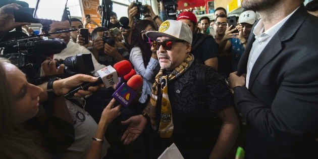 Diego Maradona causa tumultos al arribar a M&eacute;xico