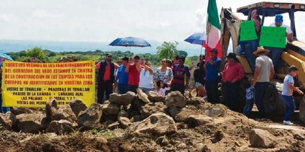 Tras protesta, detienen construcci&oacute;n de criptas