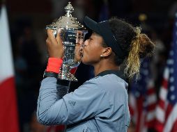 Naomi Osaka besa el trofeo después de su final contra Serena Williams en el US Open 2018. AFP / T. Clary