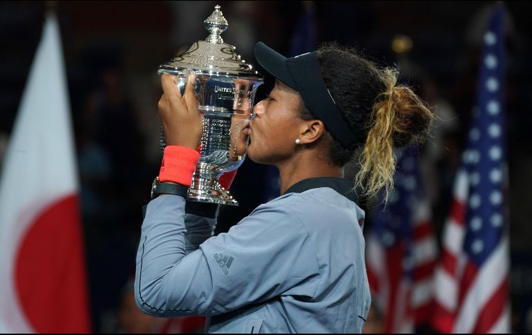 Naomi Osaka besa el trofeo después de su final contra Serena Williams en el US Open 2018. AFP / T. Clary