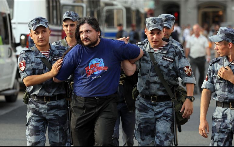Policías detienen a uno de los manifestantes en Moscú. EFE / Y. Kochetkov