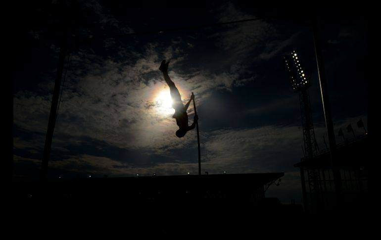 El estadounidense Sam Kendricks compite en la prueba de salto con garrocha, durante la Copa Continental de la IAAF en Ostrava, República Checa. AFP/M. Cizek