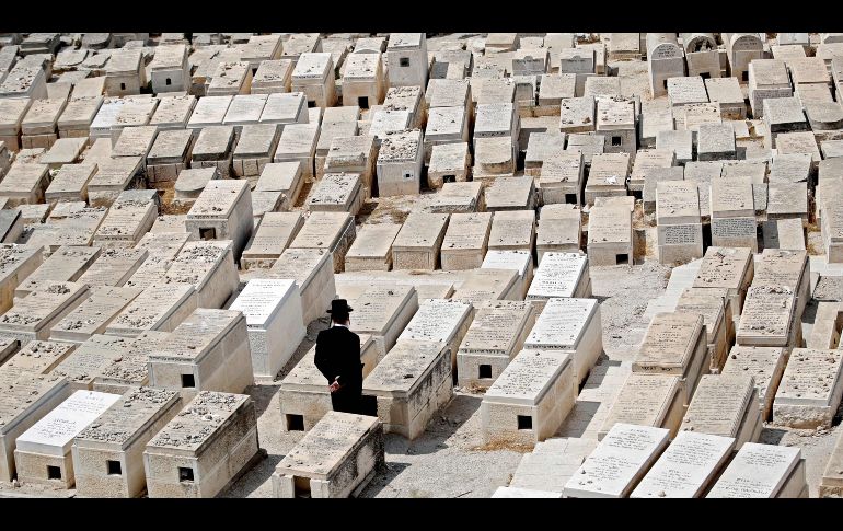 Un ultraortodoxo reacciona en el cementerio judío en el Monte de los Olivos, frente a la Ciudad Vieja de Jerusalén. AFP/T. Coex