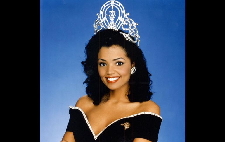 En 1994, Smith ganó el título de Miss Texas y al año siguiente se llevó la corona de Miss USA.  TWITTER@MissUSA