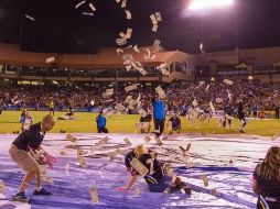 Llueven dólares en partido de futbol en Las Vegas